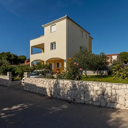 Appartement Sa Terasom 250m Od Plaze,parking,wi Fi,rostilj
