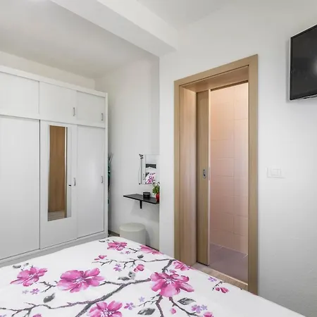 Sa Terasom 250m Od Plaze,parking,wi Fi,rostilj Appartement