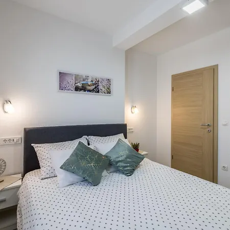 Sa Terasom 250m Od Plaze,parking,wi Fi,rostilj Apartament Trogir