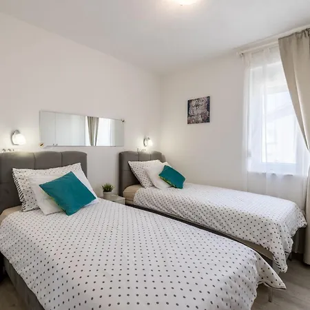 Apartament Sa Terasom 250m Od Plaze,parking,wi Fi,rostilj Trogir