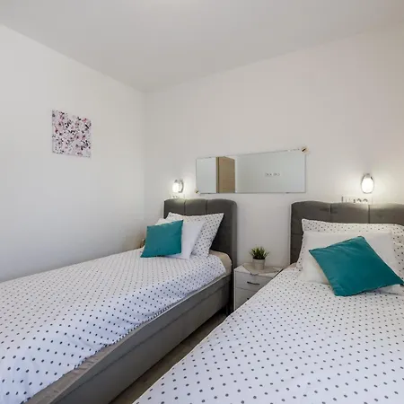 Sa Terasom 250m Od Plaze,parking,wi Fi,rostilj *