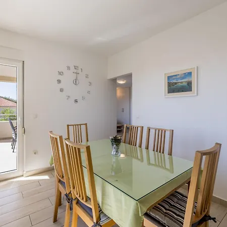 Sa Terasom 250m Od Plaze,parking,wi Fi,rostilj Apartament Trogir