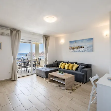 Appartement Sa Terasom 250m Od Plaze,parking,wi Fi,rostilj Trogir