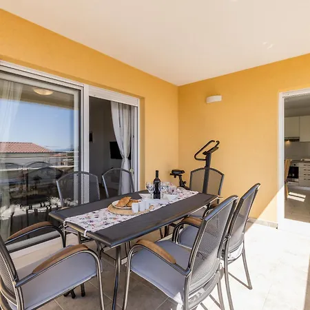 Apartament Sa Terasom 250m Od Plaze,parking,wi Fi,rostilj