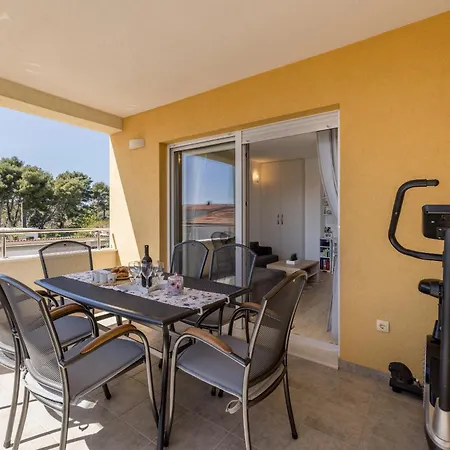 Apartament Sa Terasom 250m Od Plaze,parking,wi Fi,rostilj *