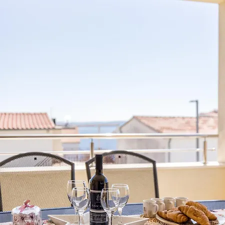 Appartement Sa Terasom 250m Od Plaze,parking,wi Fi,rostilj