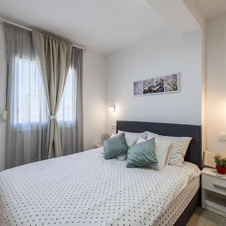 Appartement Sa Terasom 250m Od Plaze,parking,wi Fi,rostilj *