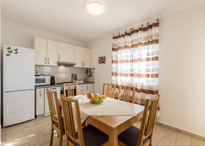 Appartement Sa Terasom 250m Od Plaze,parking,wi Fi,rostilj Trogir