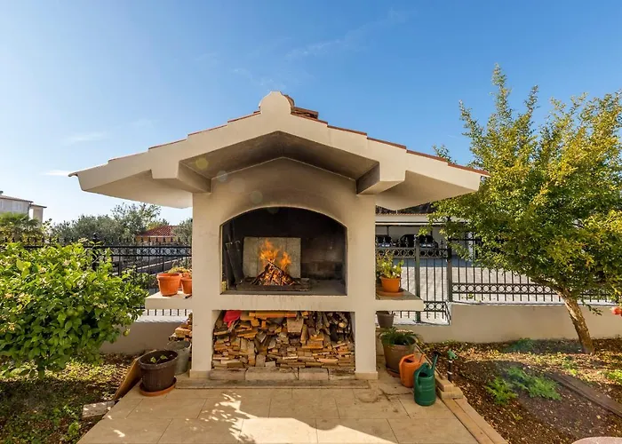 Appartement Sa Terasom 250m Od Plaze,parking,wi Fi,rostilj Trogir