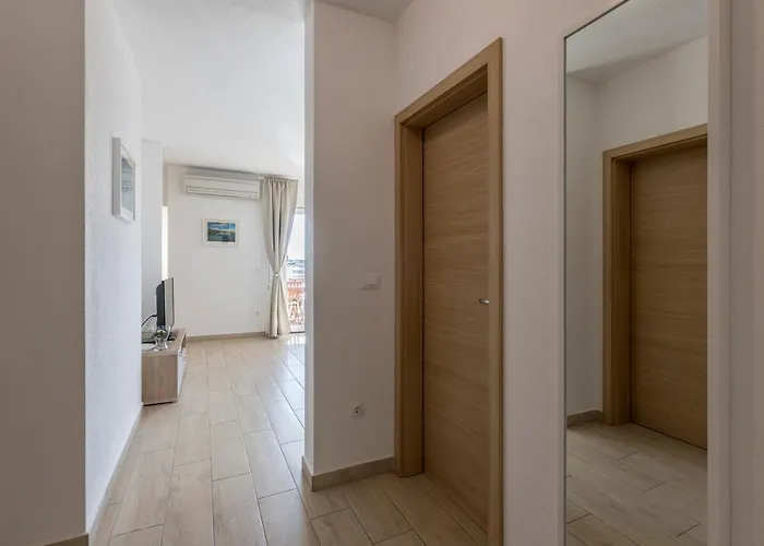 Appartement Sa Terasom 250m Od Plaze,parking,wi Fi,rostilj *