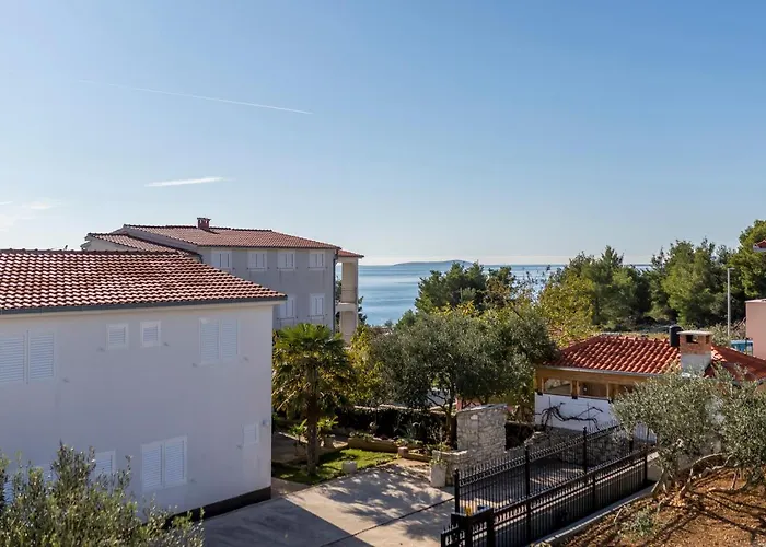 Sa Terasom 250m Od Plaze,parking,wi Fi,rostilj Apartament Trogir