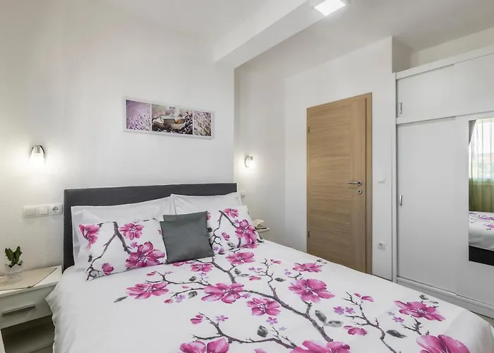 Sa Terasom 250m Od Plaze,parking,wi Fi,rostilj Appartement *