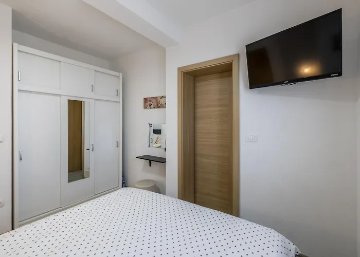 Sa Terasom 250m Od Plaze,parking,wi Fi,rostilj Apartament