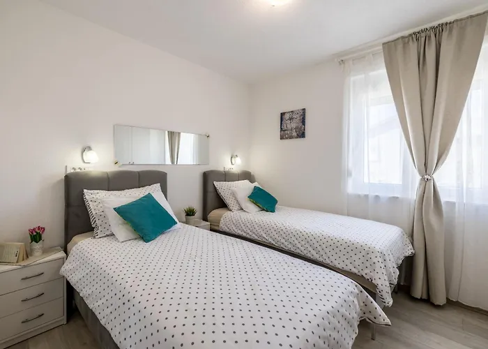 Apartament Sa Terasom 250m Od Plaze,parking,wi Fi,rostilj Trogir