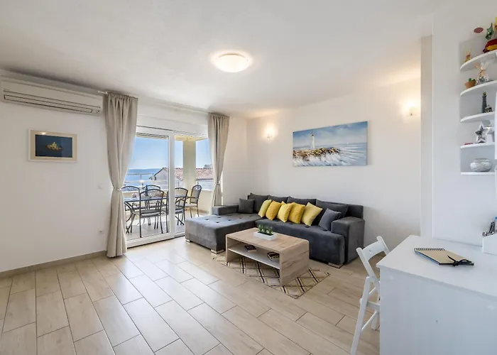 Apartament Sa Terasom 250m Od Plaze,parking,wi Fi,rostilj Trogir