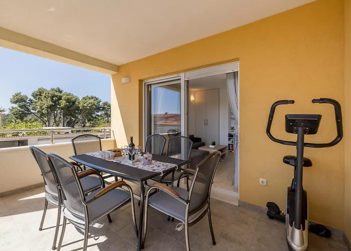 Appartement Sa Terasom 250m Od Plaze,parking,wi Fi,rostilj *