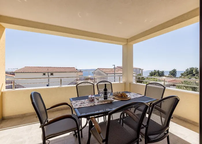 Appartement Sa Terasom 250m Od Plaze,parking,wi Fi,rostilj Trogir