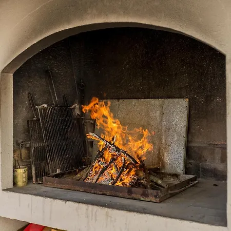 Apartman Sa Terasom 250m Od Plaze,parking,wi Fi,rostilj Trogir