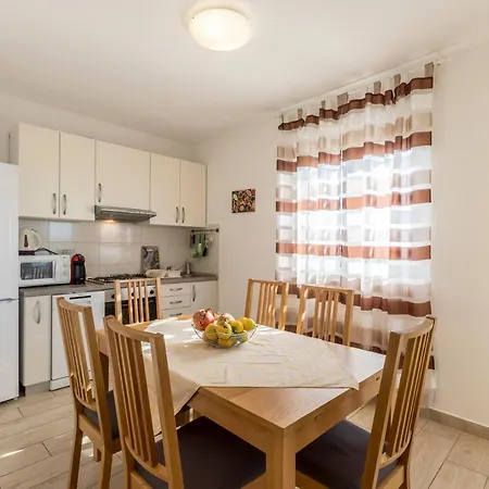 Apartman Sa Terasom 250m Od Plaze,parking,wi Fi,rostilj Trogir