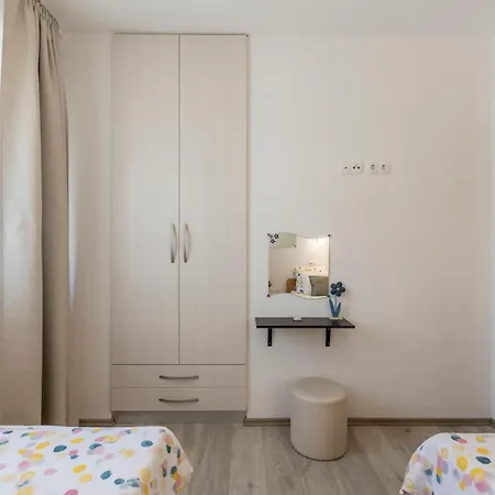 Sa Terasom 250m Od Plaze,parking,wi Fi,rostilj *