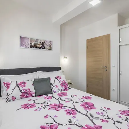 Sa Terasom 250m Od Plaze,parking,wi Fi,rostilj شقة *