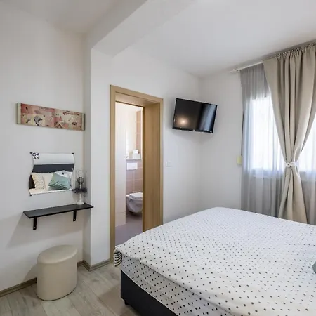 Appartement Sa Terasom 250m Od Plaze,parking,wi Fi,rostilj *