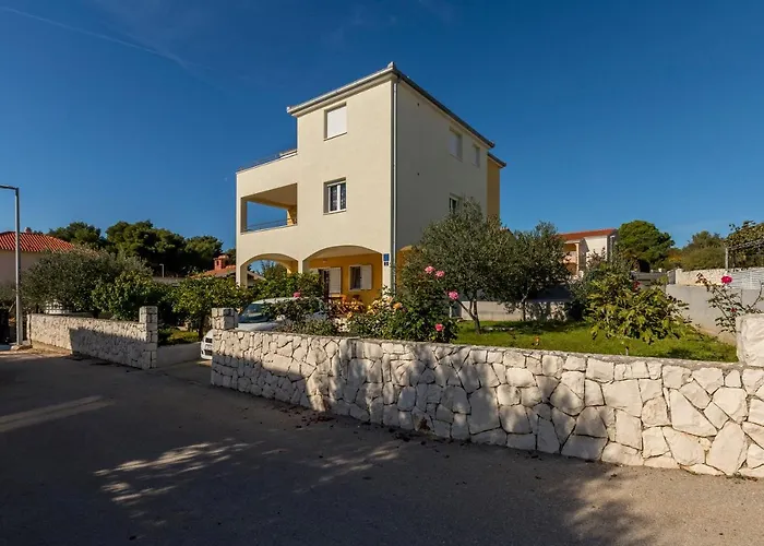 Διαμέρισμα Sa Terasom 250m Od Plaze,parking,wi Fi,rostilj