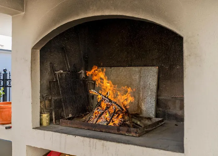 Διαμέρισμα Sa Terasom 250m Od Plaze,parking,wi Fi,rostilj Τρογκίρ