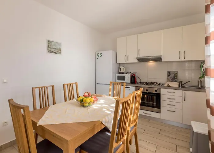 Sa Terasom 250m Od Plaze,parking,wi Fi,rostilj דירה טרוגיר