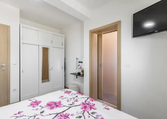 Sa Terasom 250m Od Plaze,parking,wi Fi,rostilj Διαμέρισμα