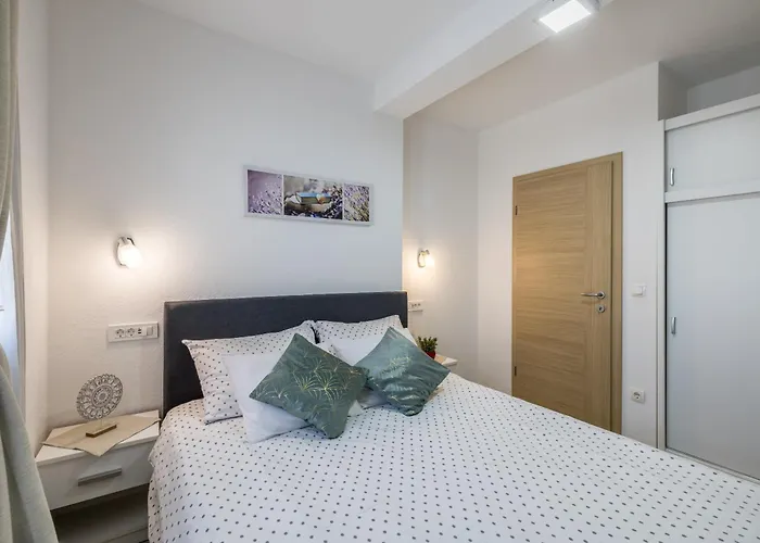 Sa Terasom 250m Od Plaze,parking,wi Fi,rostilj Διαμέρισμα Τρογκίρ