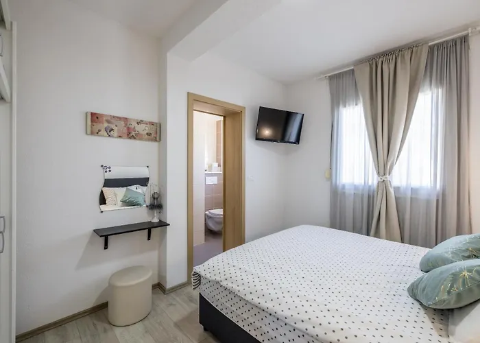 דירה Sa Terasom 250m Od Plaze,parking,wi Fi,rostilj *