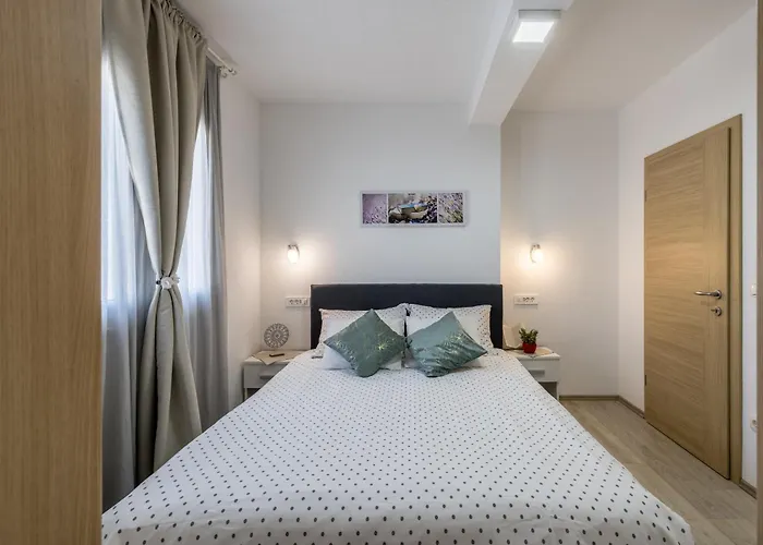 Sa Terasom 250m Od Plaze,parking,wi Fi,rostilj טרוגיר