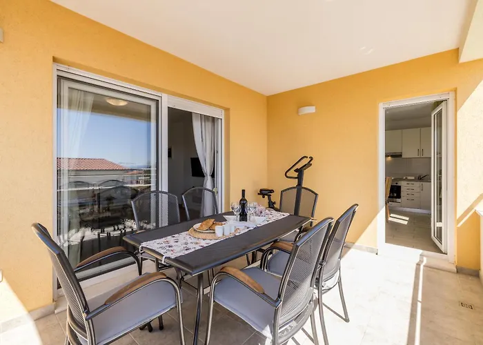 Διαμέρισμα Sa Terasom 250m Od Plaze,parking,wi Fi,rostilj