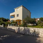 Apartment Sa Terasom 250m Od Plaze,parking,wi Fi,rostilj