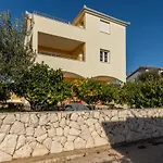 Sa Terasom 250m Od Plaze,parking,wi Fi,rostilj Apartment