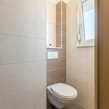Sa Terasom 250m Od Plaze,parking,wi Fi,rostilj アパート *