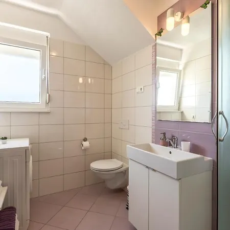 Sa Terasom 250m Od Plaze,parking,wi Fi,rostilj アパート トロギール