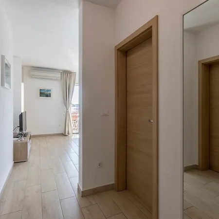 Apartment Sa Terasom 250m Od Plaze,parking,wi Fi,rostilj *