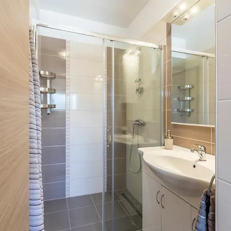 Sa Terasom 250m Od Plaze,parking,wi Fi,rostilj * トロギール