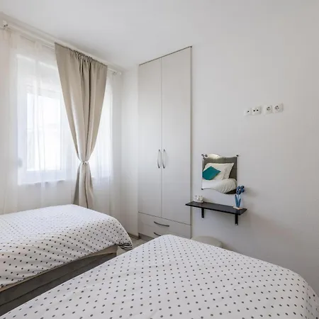 Sa Terasom 250m Od Plaze,parking,wi Fi,rostilj * トロギール