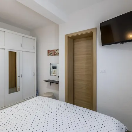 Sa Terasom 250m Od Plaze,parking,wi Fi,rostilj アパート