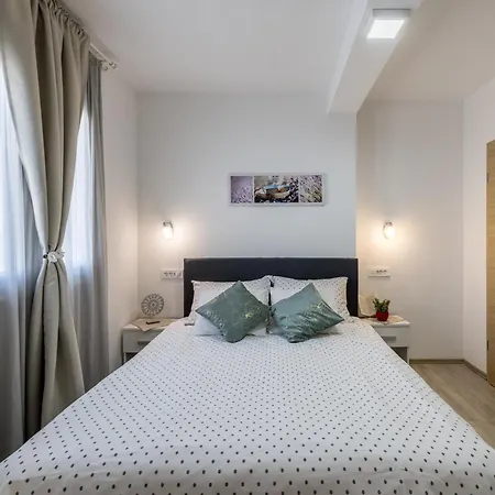 Sa Terasom 250m Od Plaze,parking,wi Fi,rostilj トロギール