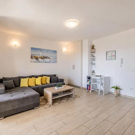 Sa Terasom 250m Od Plaze,parking,wi Fi,rostilj トロギール