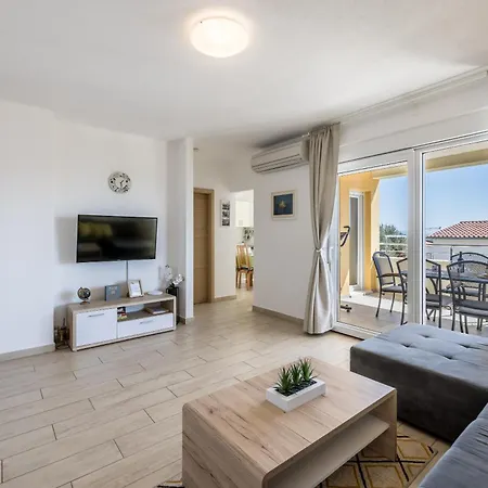 Sa Terasom 250m Od Plaze,parking,wi Fi,rostilj Apartment *
