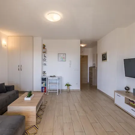 Sa Terasom 250m Od Plaze,parking,wi Fi,rostilj アパート トロギール