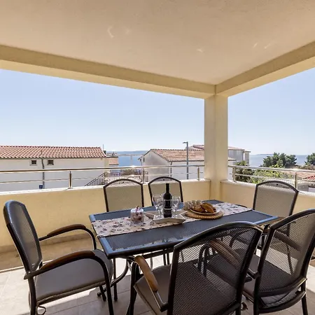 Apartment Sa Terasom 250m Od Plaze,parking,wi Fi,rostilj Trogir