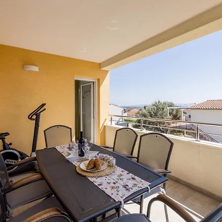 Sa Terasom 250m Od Plaze,parking,wi Fi,rostilj * トロギール