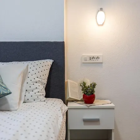Sa Terasom 250m Od Plaze,parking,wi Fi,rostilj アパート