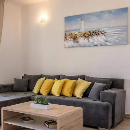 Sa Terasom 250m Od Plaze,parking,wi Fi,rostilj アパート *